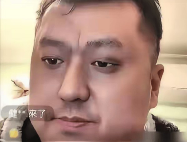 8年了!再看李宏烨近况:困在2018走不出,直播怼人、剧场落魄