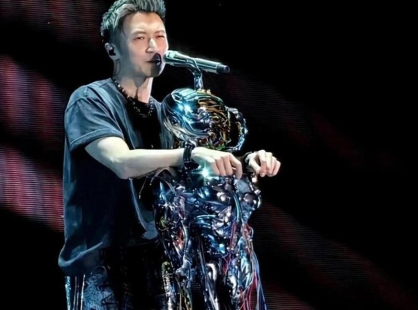 看看谢霆锋16岁时跟英皇签约的场面，父母和半个娱乐圈明星助阵，成龙大哥当众夸赞撑场面，看完才知道谢霆锋早就赢在起跑线上