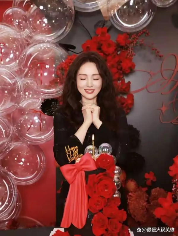 明星朋友圈友情作秀，表面兄弟情深其实演技在线，粉丝怀念真诚还是陷阱？朋友圈成了秀场，感情变戏子玩意儿，谁还信这堆虚假笑脸？