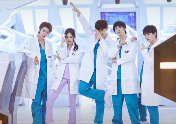 邓伦28岁生日，圈内两位女星评论区庆生，不愧是“神仙友情”