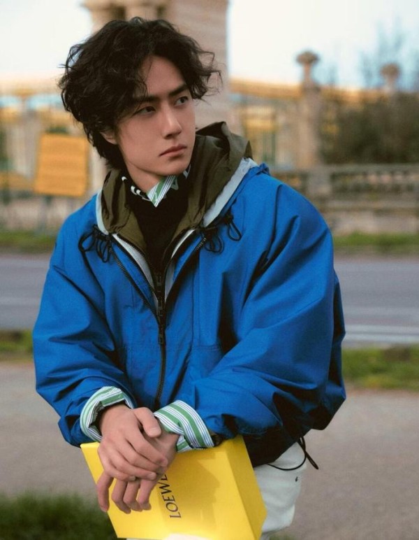 王一博的双面社交圈：冷落内娱粉丝，独宠外网？深度解析粉丝为何炸裂