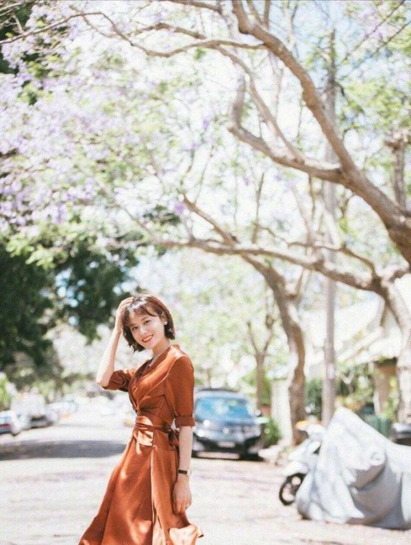 叶一茜剪了波波头短发，带火了美拉德新穿法：连衣裙+凉鞋好优雅