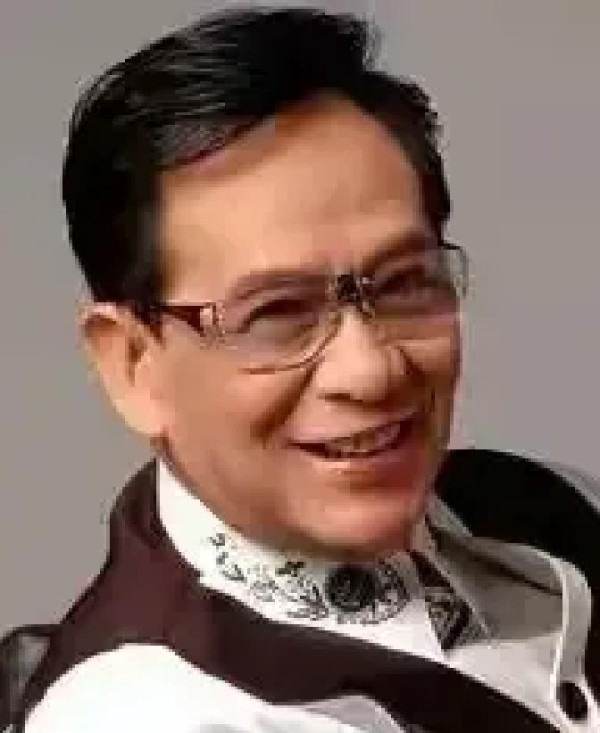 89岁江图红袍粉帽蹦迪！7年前病恹恹如今潮爆全场，这反转太狠了