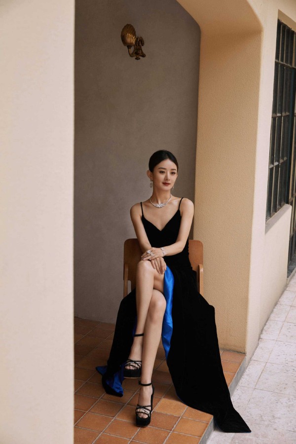 赵丽颖携儿聚餐孝心爆棚！腰线紧致对比父母笑容，网友：这才是真孝顺