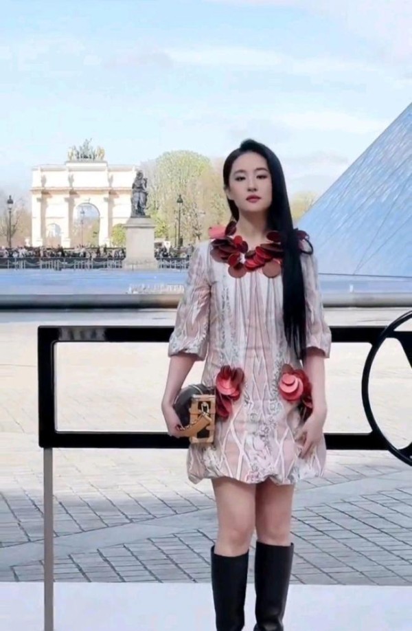 刘亦菲行走的玫瑰花 东方美学惊艳巴黎