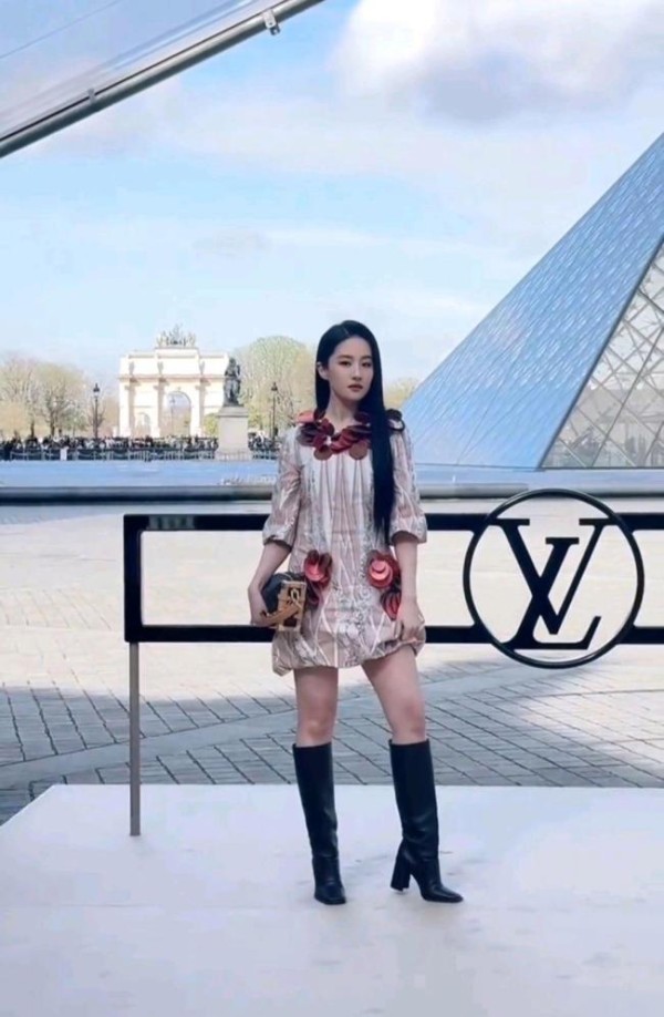 刘亦菲行走的玫瑰花 东方美学惊艳巴黎
