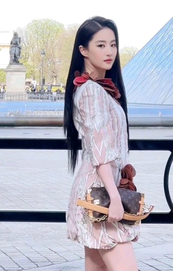 刘亦菲行走的玫瑰花 东方美学惊艳巴黎