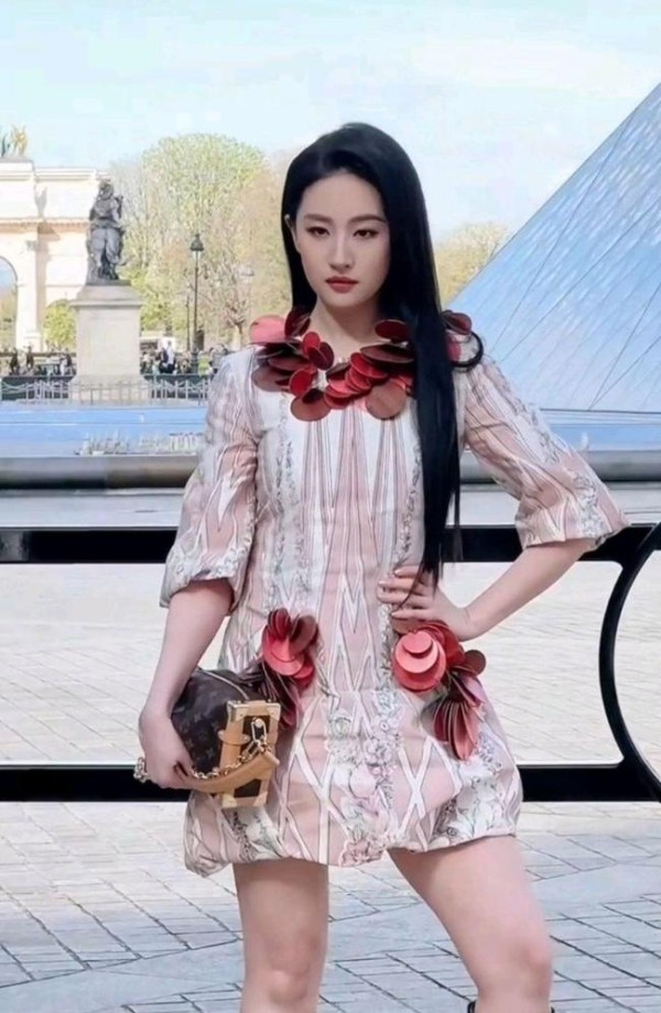 刘亦菲行走的玫瑰花 东方美学惊艳巴黎