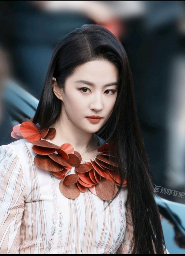 刘亦菲行走的玫瑰花 东方美学惊艳巴黎