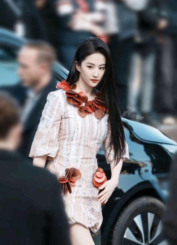 刘亦菲行走的玫瑰花 东方美学惊艳巴黎