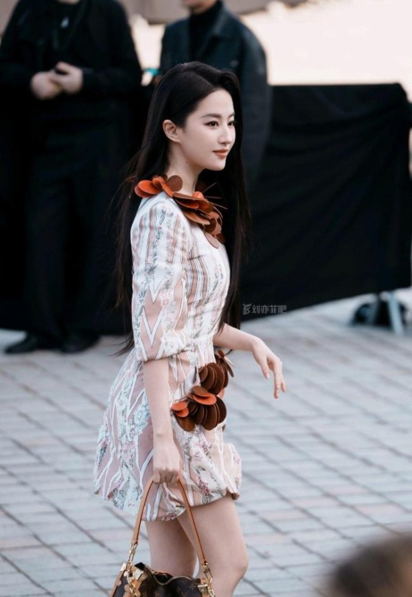刘亦菲行走的玫瑰花 东方美学惊艳巴黎