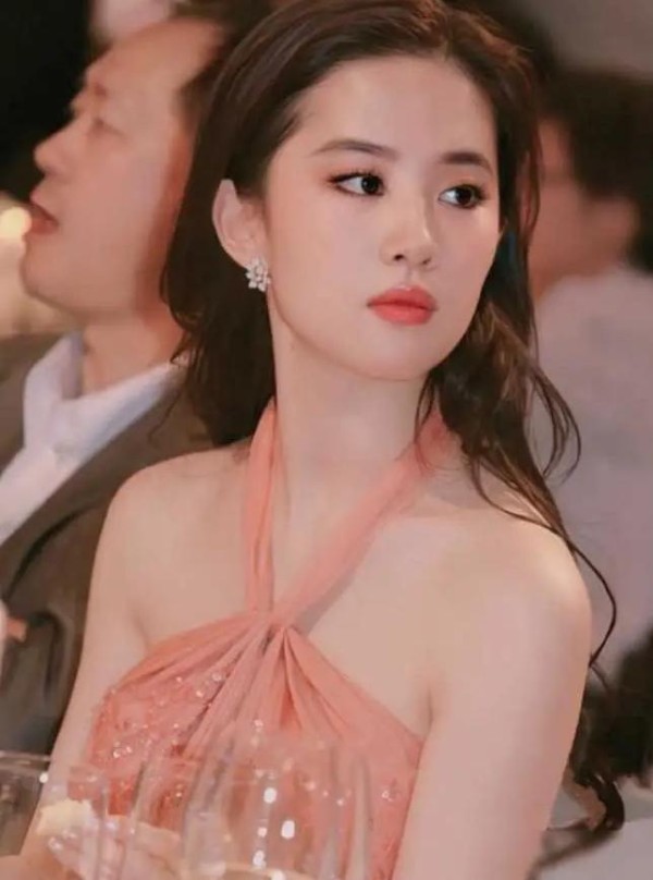 唐嫣和刘亦菲被称为“小姐妹”，刘亦菲的皮肤优势让人瞠目结舌