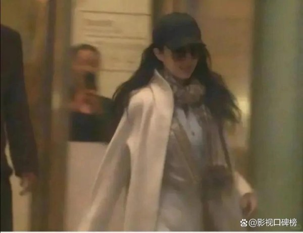 刘亦菲穿8万大衣做护理，与友说笑出门，素颜肌肤透亮如少女