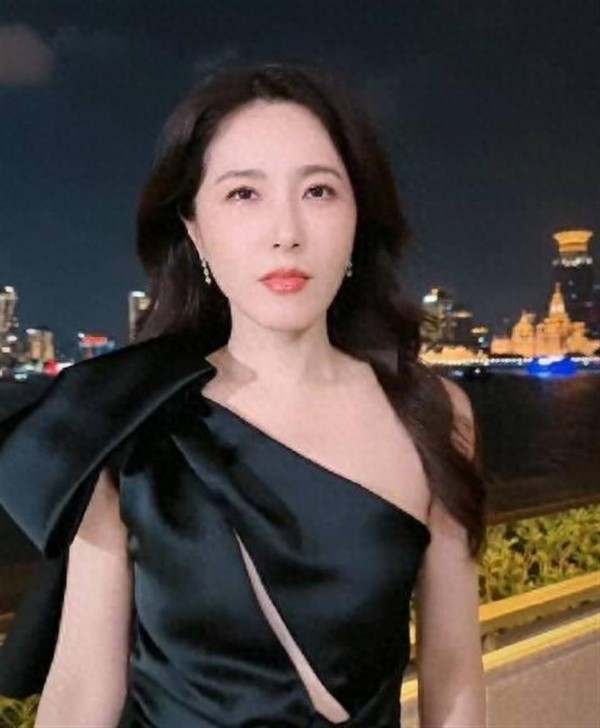 49岁不婚、与导演相伴5年不领证：曾黎才是内娱最清醒的大美人