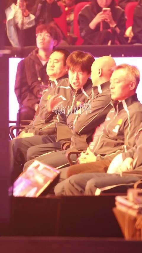 王楚钦坐下就对着肖指一顿叭叭，皱皱巴巴的