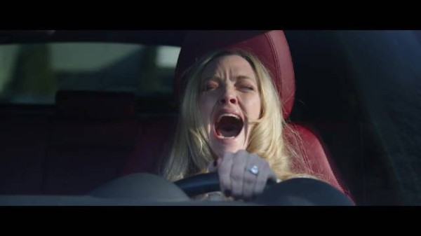 西德妮·斯威尼与阿曼达·塞弗里德在血腥惊悚片《女仆》中对决