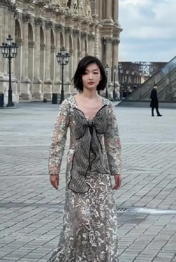 周冬雨巴黎时装周发型焕新,亮片长裙走路成“流动星河”,高级感怎样炼成的