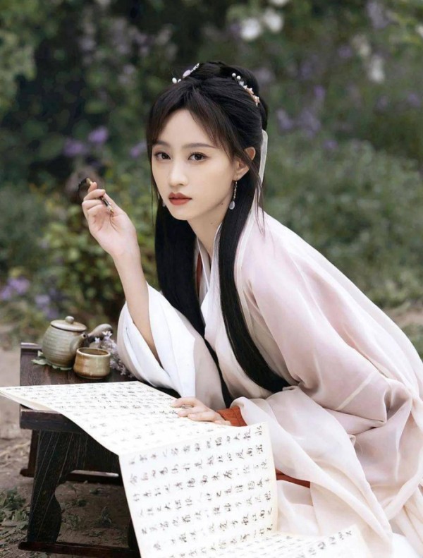 中国内地影视女演员,流行乐歌手的成长之路。