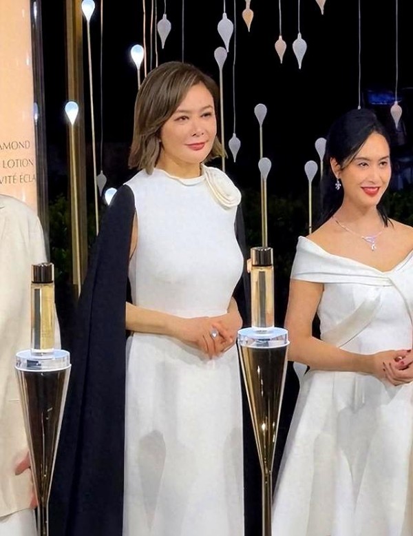 关之琳朱茵出席盛典，身穿白裙同框亮相，交谈似乎在说悄悄话