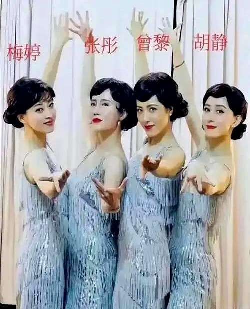 小石榴娱乐:胡静婚礼当天最扎心的画面曝光!
谁能想到,这位嫁入马来西亚豪门的女明星,多年后回忆人生最大遗憾,不是豪门生活不易,也不是只生了一个孩子,而是让两位中戏96级明星班的铁闺蜜——曾黎、梅婷在异国酒店饿着肚子等到半夜。
当时三人姐妹情差点翻车,比电视剧还抓马的情节真实上演!
当年这三位同吃同住的大学室友,跨越半个地球相聚大马。
新娘胡静忙得脚不沾地,拍胸脯保证“走完流程马上回来”,结...