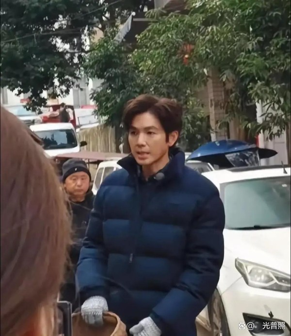 明星买菜晒汗成活剧本，偶像平民化套路太明显，粉丝觉醒还是继续催眠