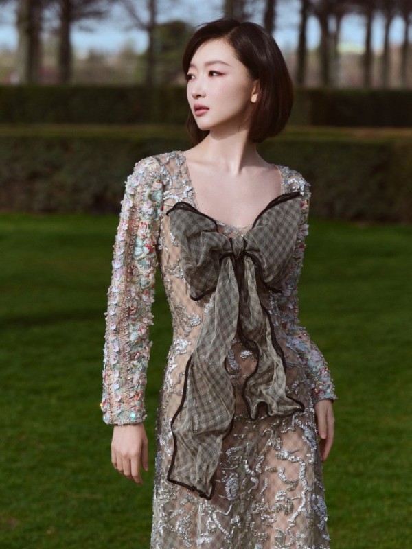 礼服正确打开方式!周冬雨蕾丝透视长裙,短发造型高级灵动