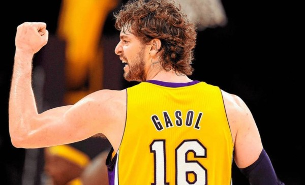 浓眉4年换3队！NBA巨星为何沦为“快递包裹”？薪资规则揭秘交易暗流