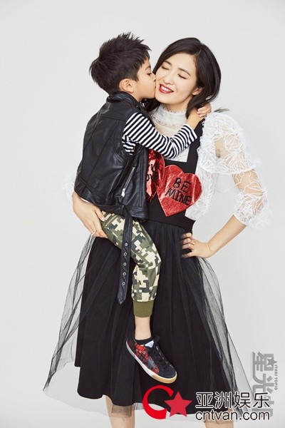 龚蓓苾携爱子登封面 亲密诠释“最好的伙伴”