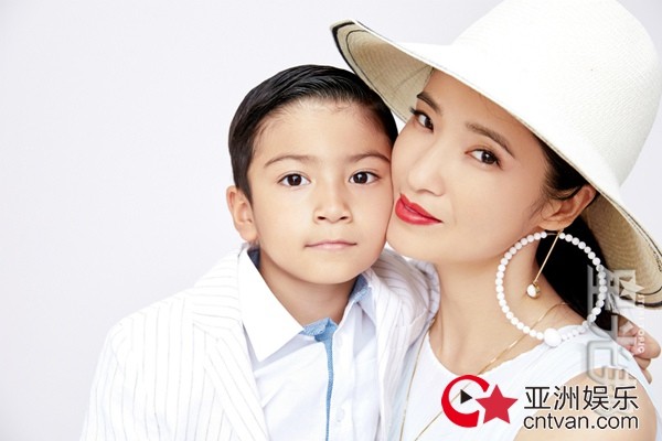 龚蓓苾携爱子登封面 亲密诠释“最好的伙伴”