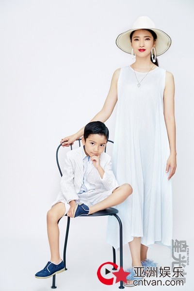 龚蓓苾携爱子登封面 亲密诠释“最好的伙伴”