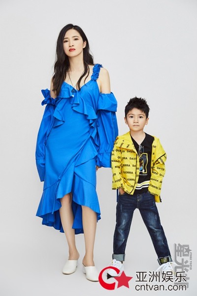 龚蓓苾携爱子登封面 亲密诠释“最好的伙伴”