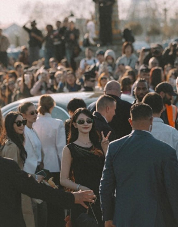 网红岳雨婷巴黎“蹭秀”翻车：短剧顶流想闯时尚圈，光靠团队一张嘴可不行？