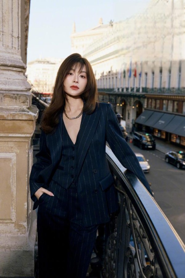 岳雨婷纪梵希邀请函疑云背后，娱乐圈资源博弈有多残酷？