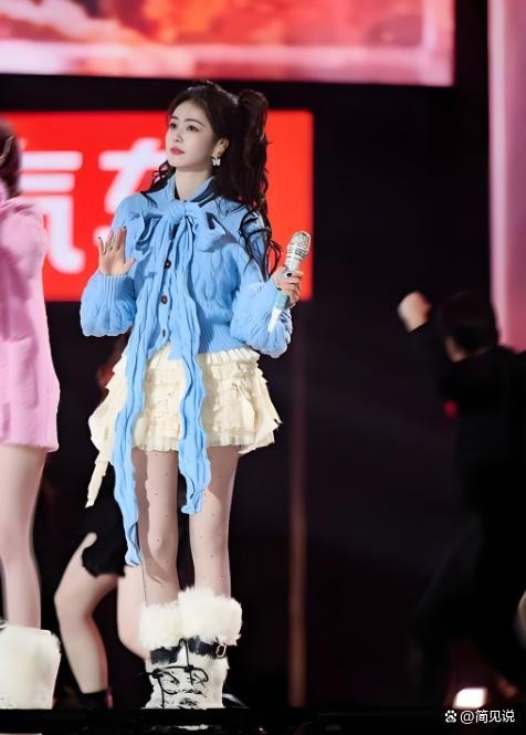 内娱人脉天花板实锤！白鹿一张跑男舱位图，装下半个娱乐圈团建，从十年助理到顶流好友，她凭什么让半个娱乐圈都挺她？