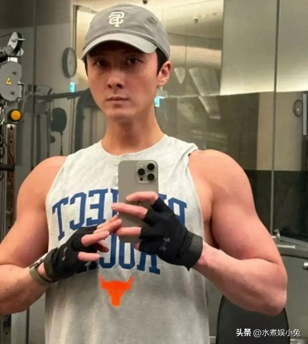 水煮娱小兔：13岁的青少年应该有什么样的权利？

不得不说，娱乐圈的“明星父母”们一次次在刷新着普通人的三观啊，没错，这一次说的是TVB女艺人陈自瑶！

随着她和王浩信13岁女儿在社交平台上传了一系列和“男朋友”的亲密搂抱，亲吻的照片，引发舆论热议后，身为母亲的陈自瑶发声

只是没有想到，作为妈妈，陈自瑶竟然说：请尊重一个13岁少年的隐私和权利

恕娱小兔直言：

1.首先，她女儿这些所谓的亲密照...