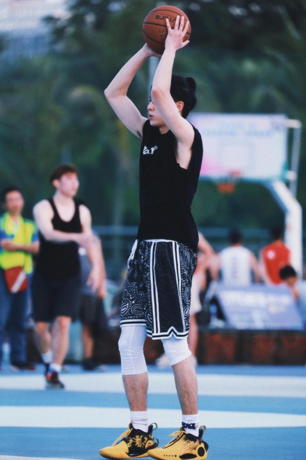 王鹤棣的“安全区”秘诀:为何唯独他的发小群能抵御娱乐圈社交过滤层?