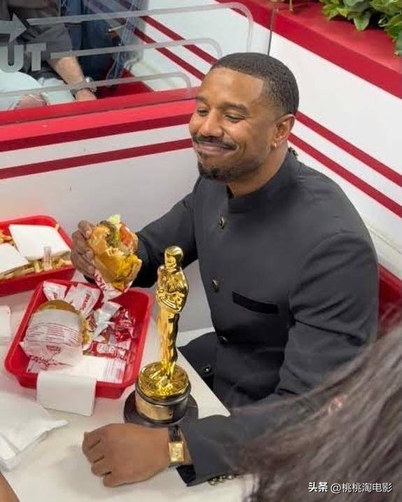刚拿奥斯卡影帝,他却跑去吃街头汉堡,粉丝还顺走了他的薯条