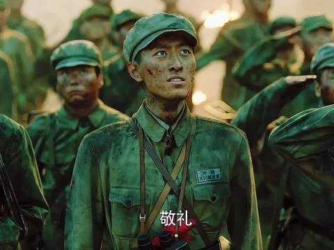 伟大的中国人民子弟兵,宁愿睡马路,也不愿意打扰百姓!