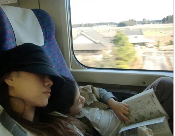 母子俩亲密贴贴。