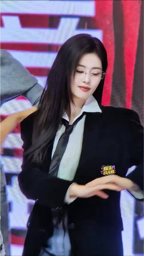 粉又嘿到我心里去了，黑长直长发西装姐超吸梦女的呀 白鹿