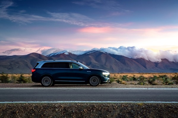 新生活解说：明星青睐背后，问界M9引领国产高端车崛起
蒋欣、黄渤、尚雯婕等公众人物陆续成为问界M9车主，这个现象背后传递的信号远超产品本身受欢迎的程度。这些具备影响力的群体选择问界M9，本质上是对其“智慧+豪华”出行体验的认可——从覆盖全场景的华为乾崑智驾ADS 4，到注重细节质感的座舱设计，每一处都精准契合高端用户的需求。更值得关注的是，这种青睐发生在中国汽车品牌高端化全面提速的背景下。过去，国...