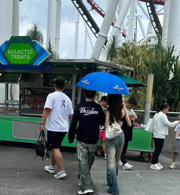 黄晓明新加坡低调出行！温柔女伴享受全程撑伞待遇，网友却吵翻了