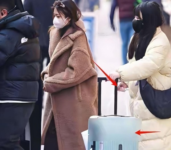 明星春晚联排现场，一堆助理随身伺候，拎包拿水杯细节尽显人品