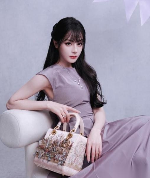 迪丽热巴困在中东三天刚脱险，马来西亚落地不到24小时又遇尴尬，明星出行到底有多难？