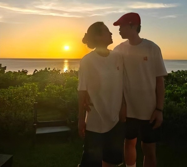 萧敬腾夫妇韩国街头被偶遇!揭秘明星如何“剥离光环”享受平凡旅行