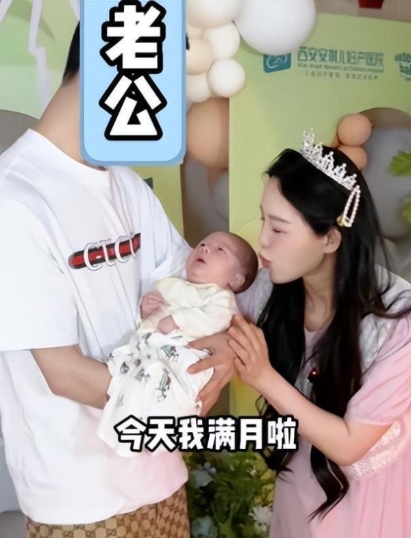 小贝亲妈罕见晒全家福！小贝老公正面照曝光，网友：颜值一般般？
