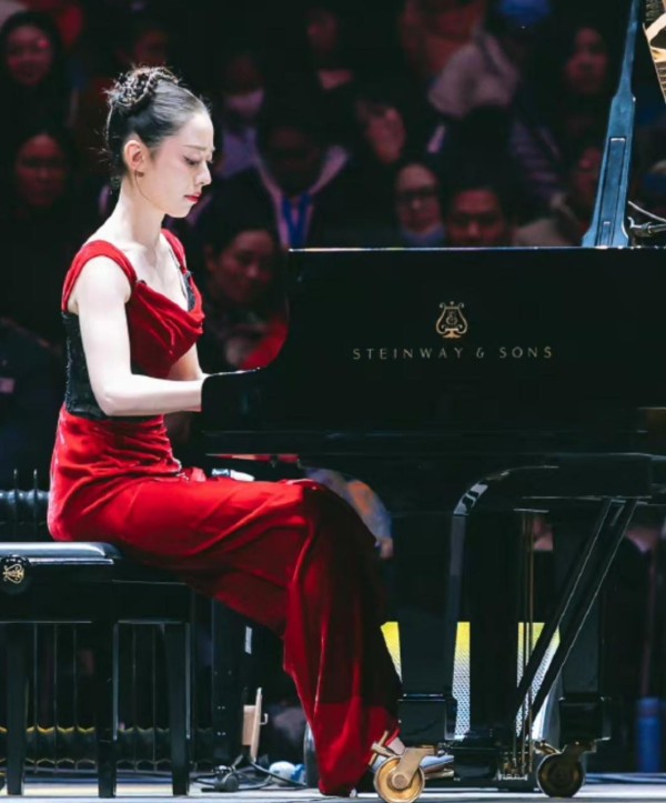 吉娜·爱丽丝:除了“蚂蚁腰”和神仙颜值,她到底是不是被低估的钢琴家?