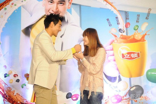 彭于晏亲手冲泡并喂粉丝喝奶茶