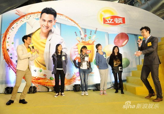 彭于晏在台上与粉丝互动，大玩游戏