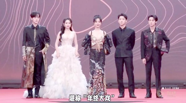 十二月娱乐圈：跨国婚讯与星光大赏的碰撞